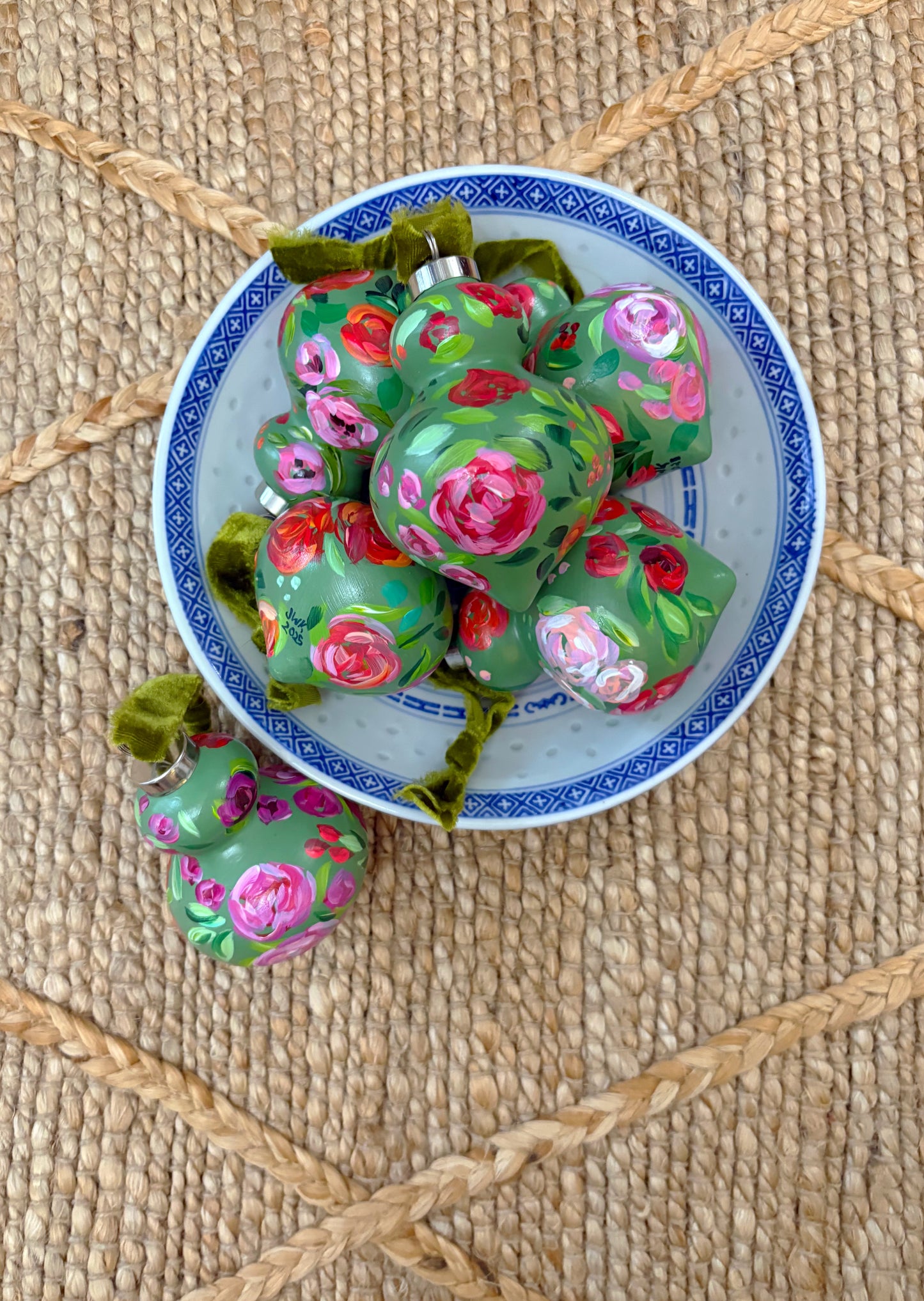 Retro Finial Floral Ornament