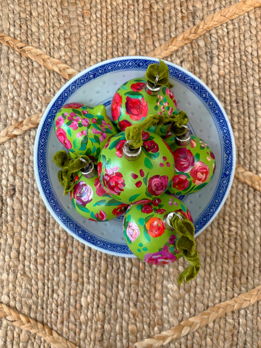 Curvy Retro Floral Ornament